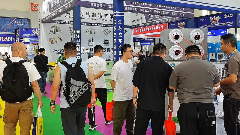 在制定会展服务方案时，要严格遵守相关规范和标准。以下是一些常见的规范和标准：